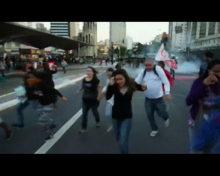 
巴西聖保羅警察驅散示威工人