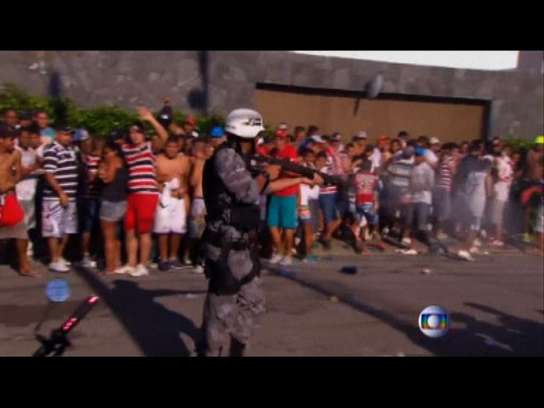 巴西軍警射橡膠子彈驅球迷