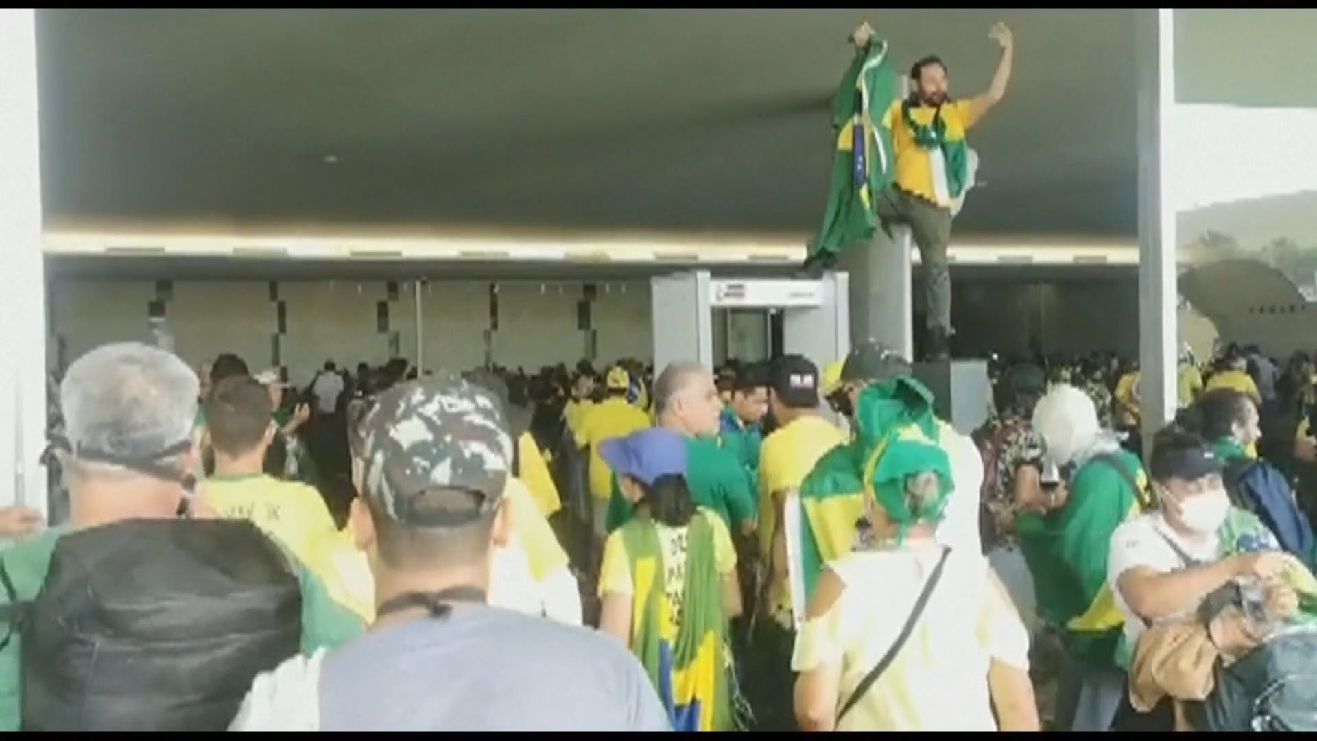 巴西前總統博索納羅支持者衝擊並佔領國會等建築物