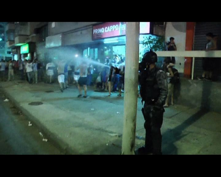 
警方以胡椒噴霧驅趕阿根廷球迷