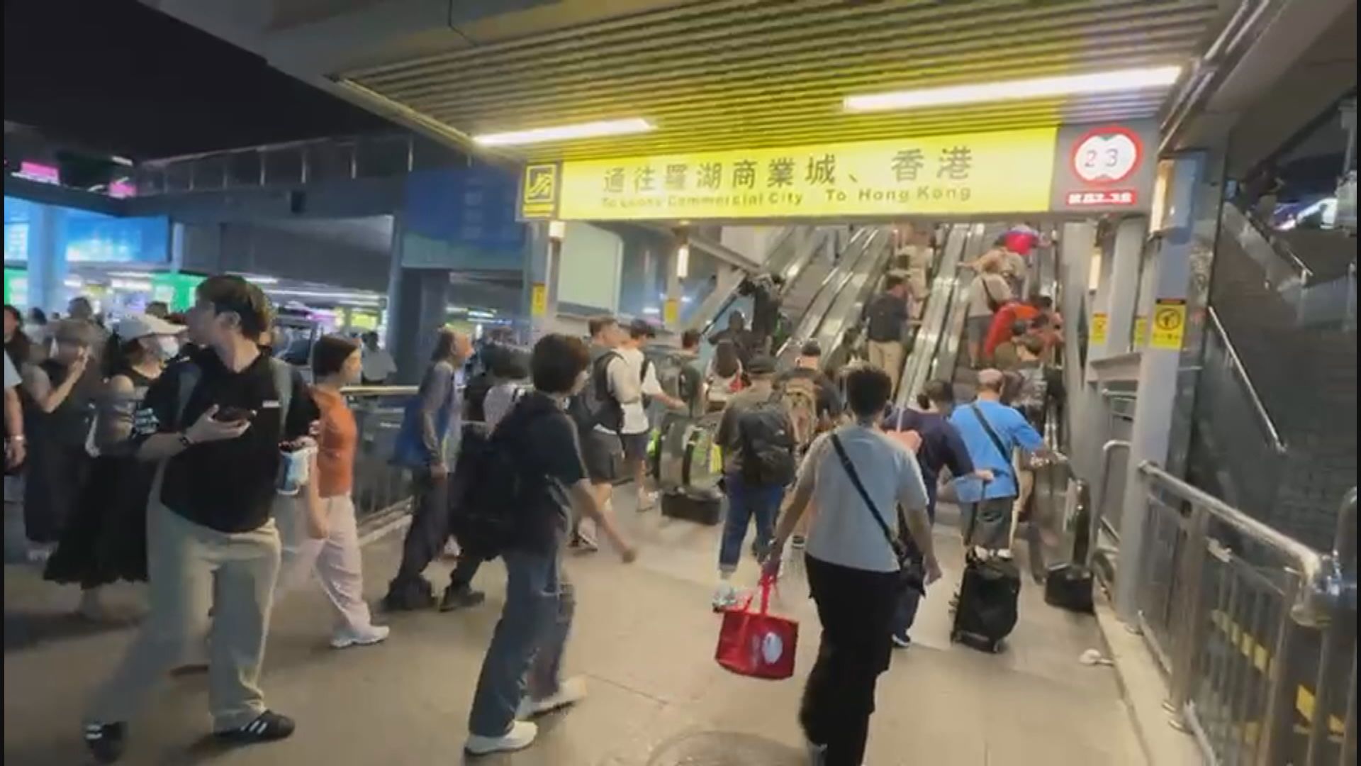 重陽節連假結束　羅湖口岸夜晚人頭湧湧