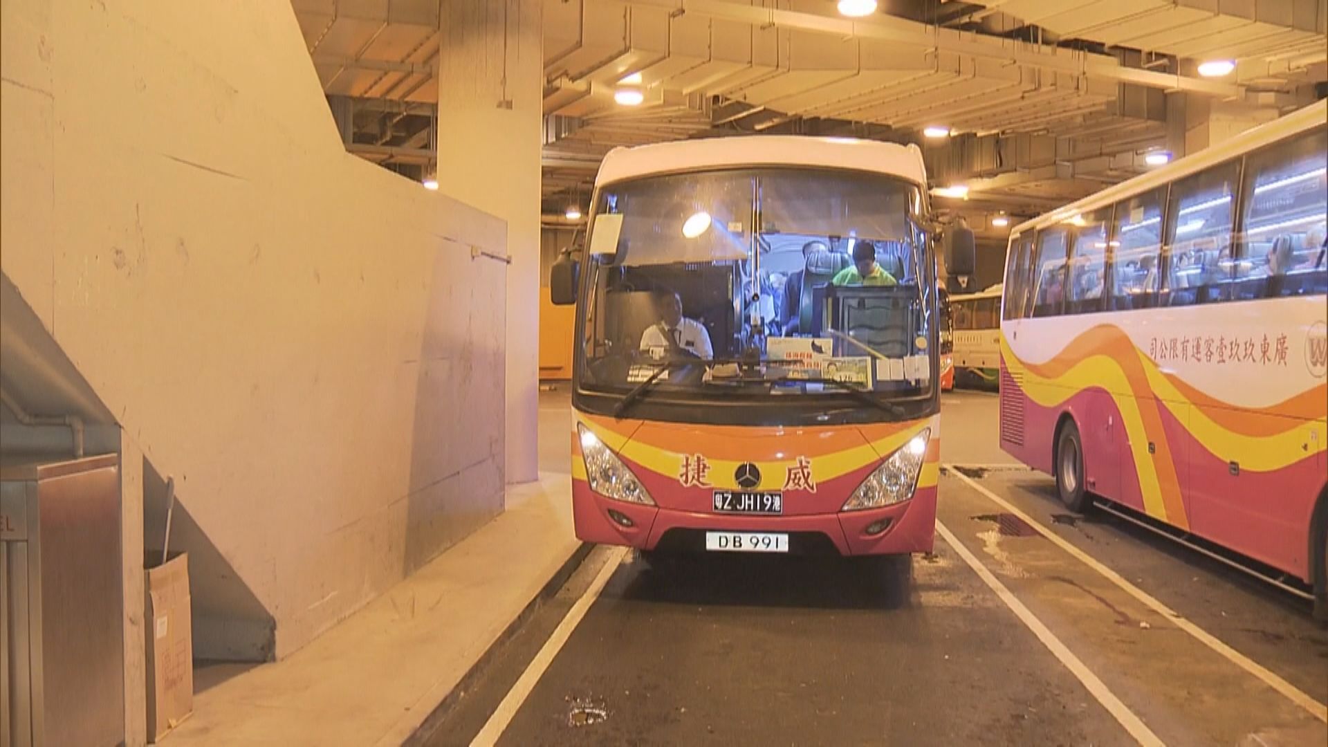 大橋開通首日有約一百班從香港出發跨境巴士