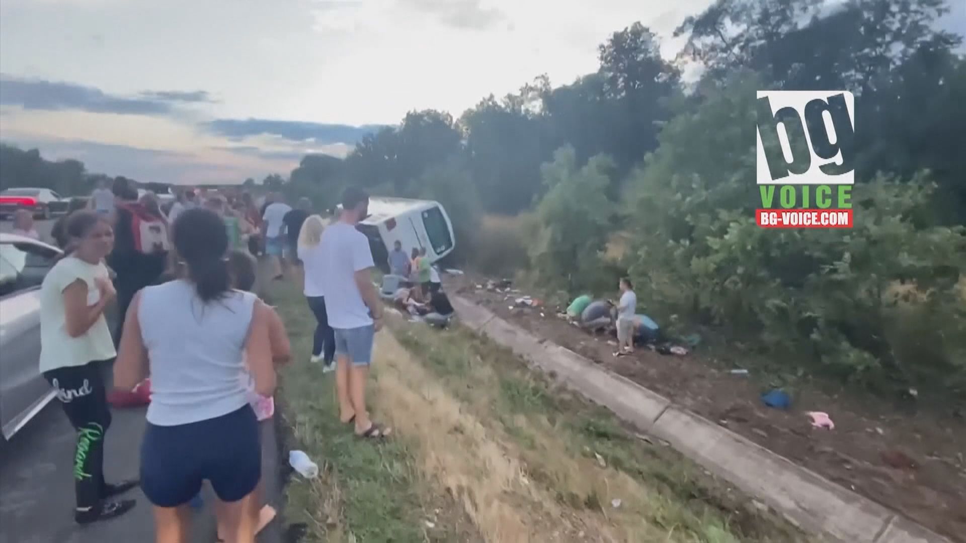 保加利亞有旅遊巴失控撞向路邊溝渠十二人受傷