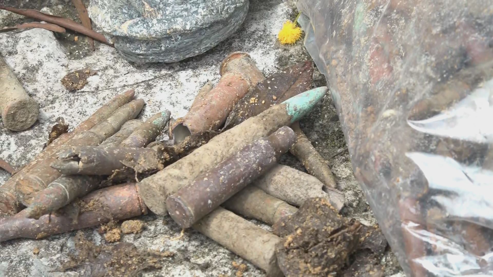 警方跑馬地檢懷疑戰時遺下的子彈殼及金屬組件
