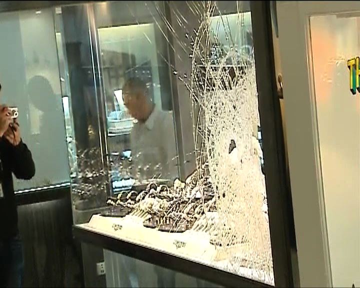 
屯門珠寶店被擊毀玻璃爆竊