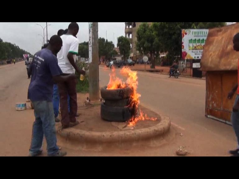 示威者圖破壞布基納法索談判