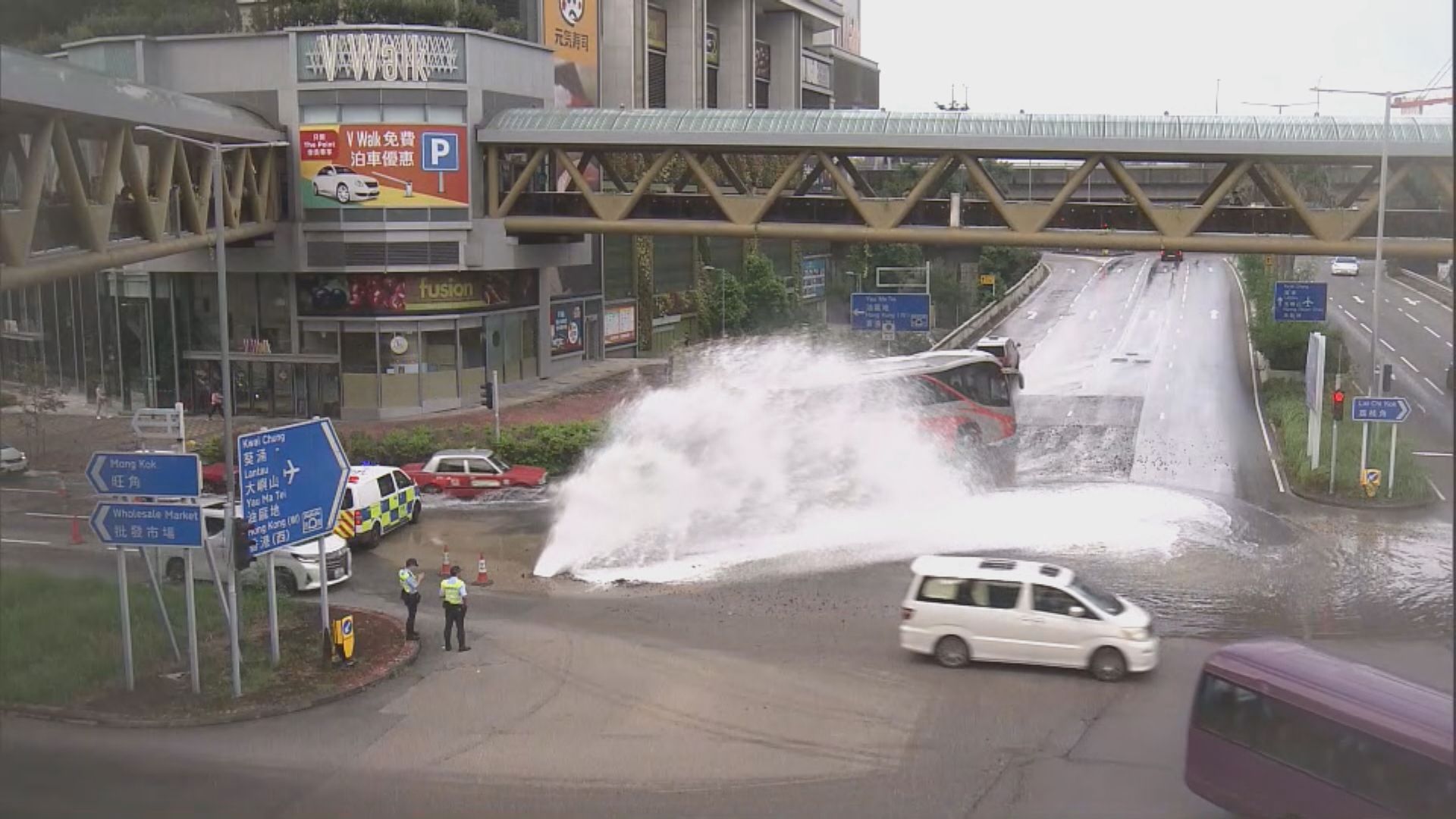 長沙灣深旺道爆鹹水管影響交通