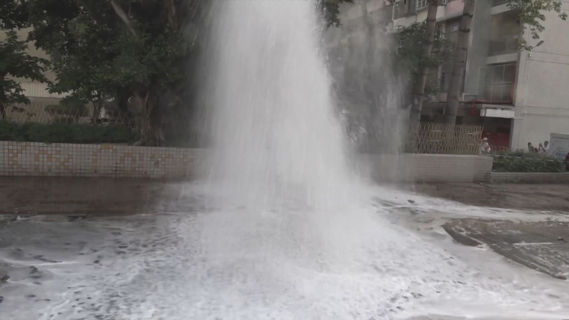 長沙灣道怡閣苑對開爆鹹水管封路