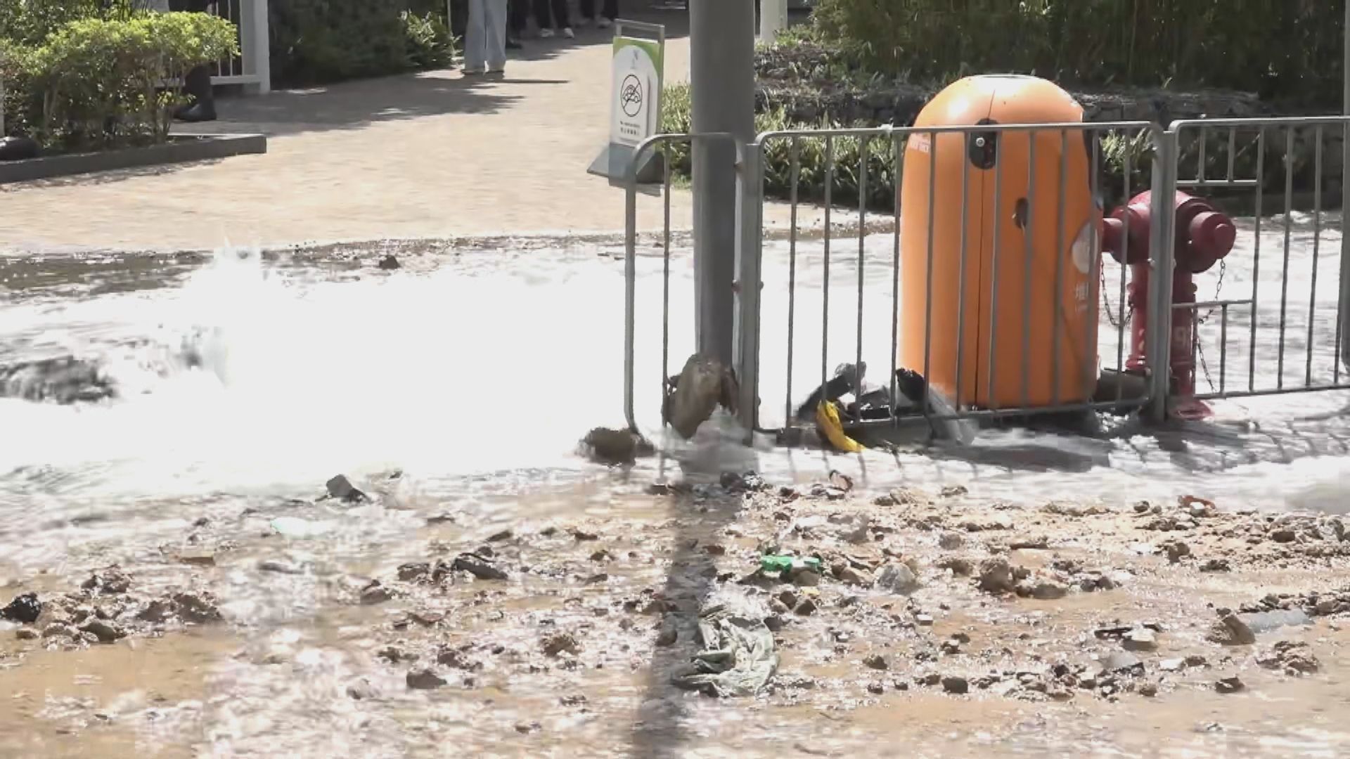 九龍灣有地底食水管爆裂