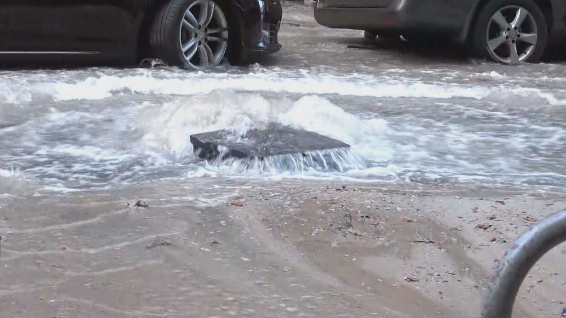 土瓜灣北帝街早上鹹水管爆裂　交通受阻