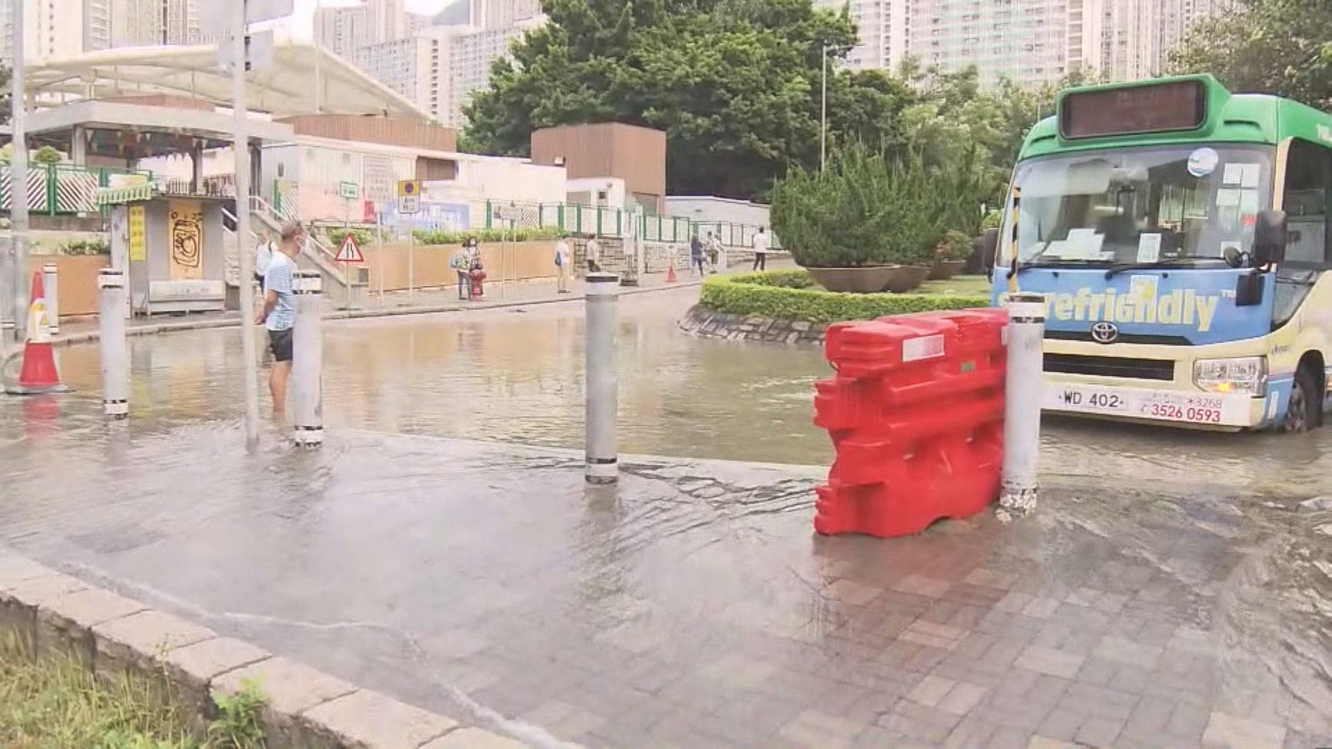 黃大仙爆水管 影響龍翔道東行交通