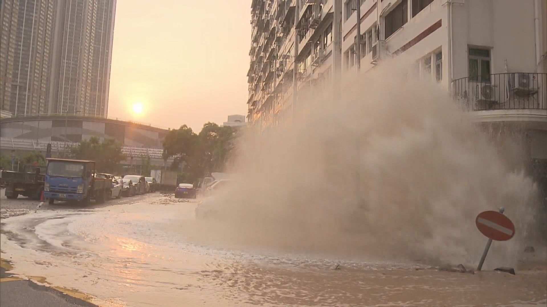 油麻地文匯街爆鹹水管噴出水柱　交通受阻