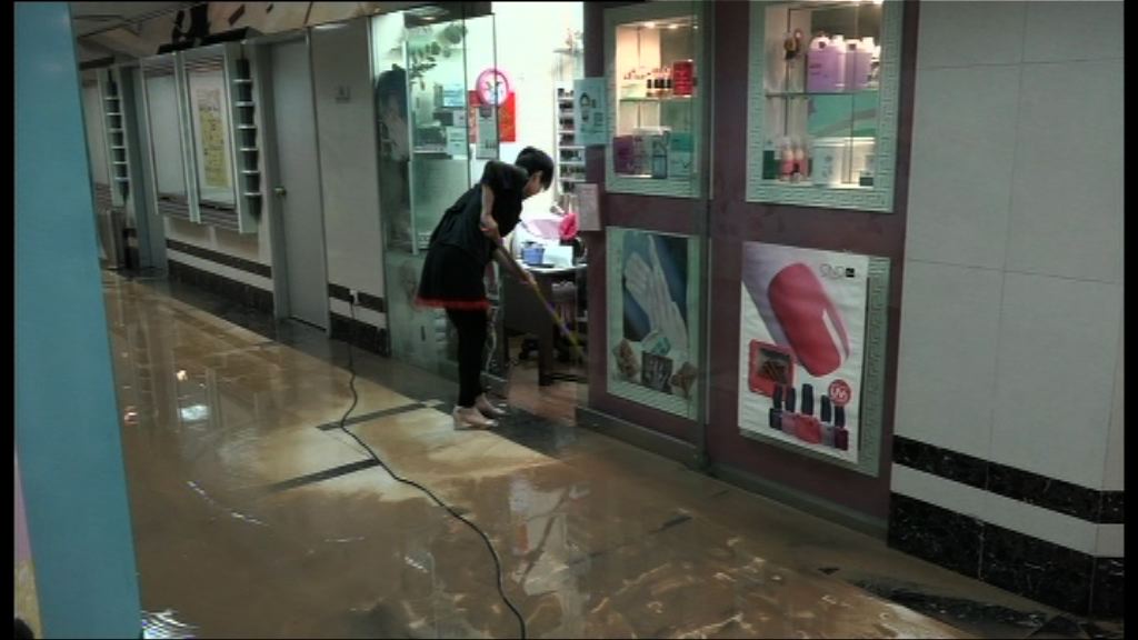 紅磡黃埔爆水管　湧入商場影響生意