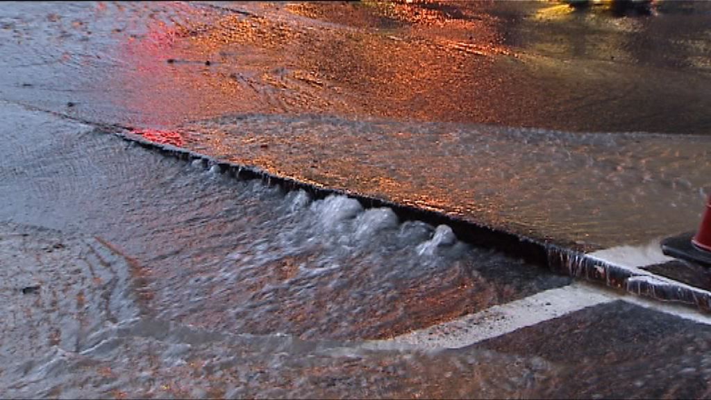 灣仔有地下鹹水管爆裂交通受阻