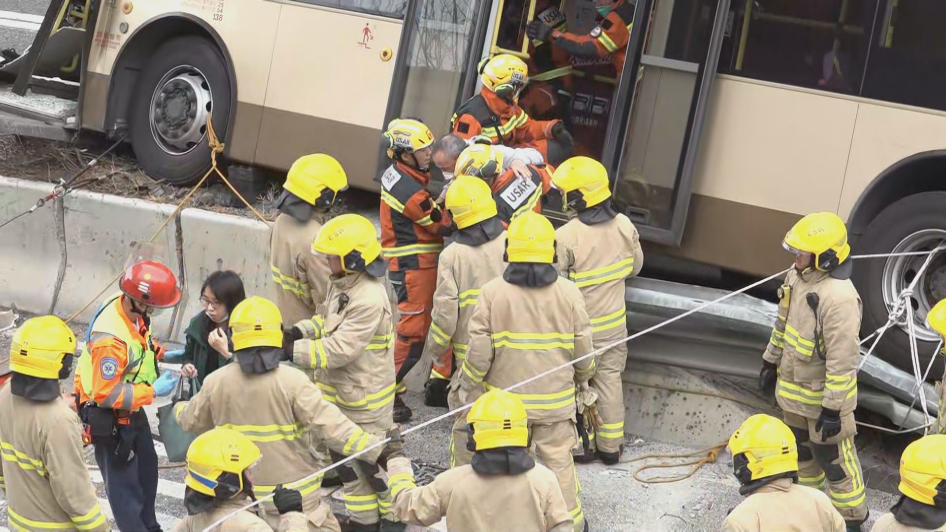 消防稱如巴士傾側　乘客不應敲碎玻璃逃生