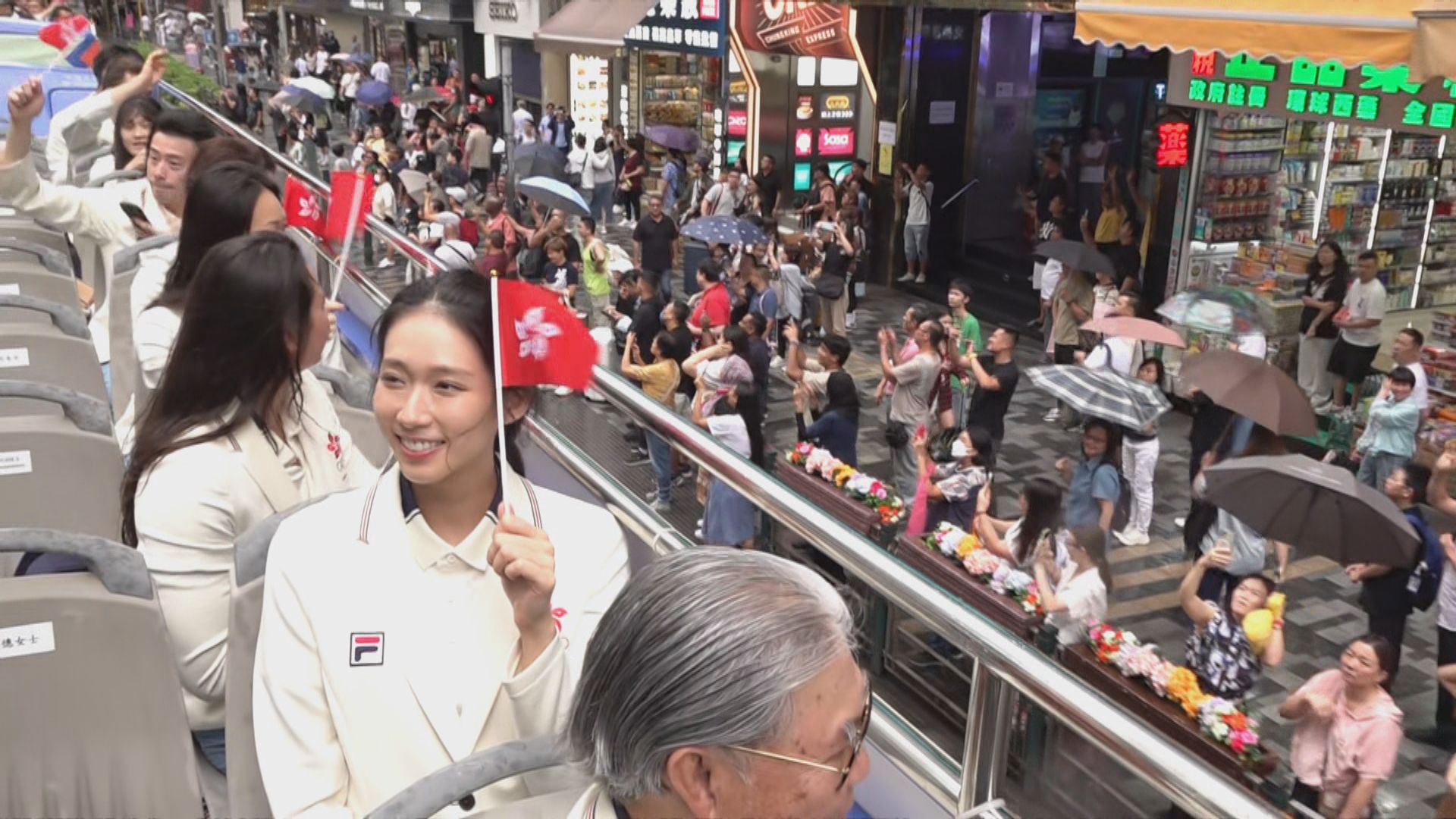 江旻憓及何詩蓓等港隊代表坐開篷巴士巡遊