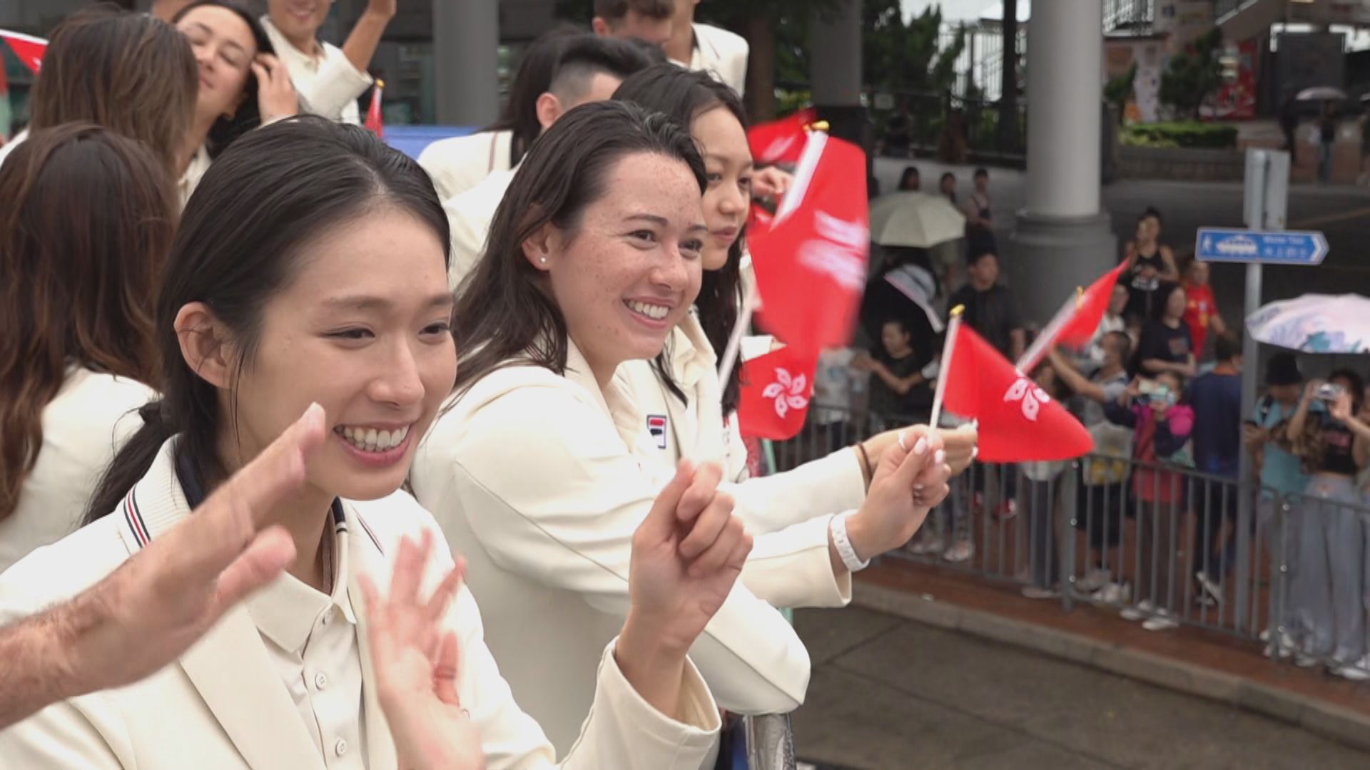 江旻憓及何詩蓓等港隊代表坐開篷巴士巡遊