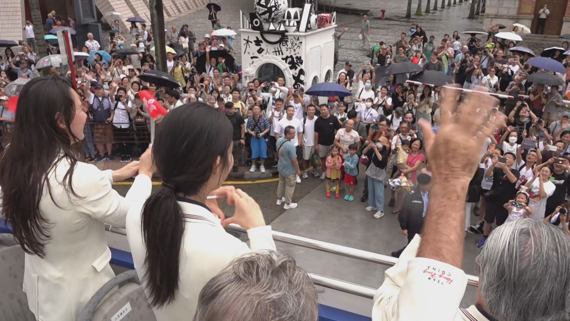 港隊奧運代表團巴士巡遊冒雨與市民打招呼　江旻憓飛吻兼畀心