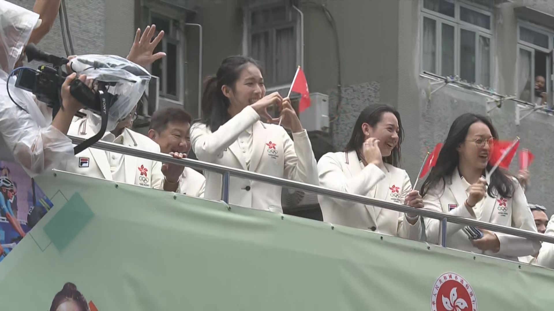 港隊奧運代表團巴士巡遊冒雨與市民打招呼　江旻憓飛吻兼畀心