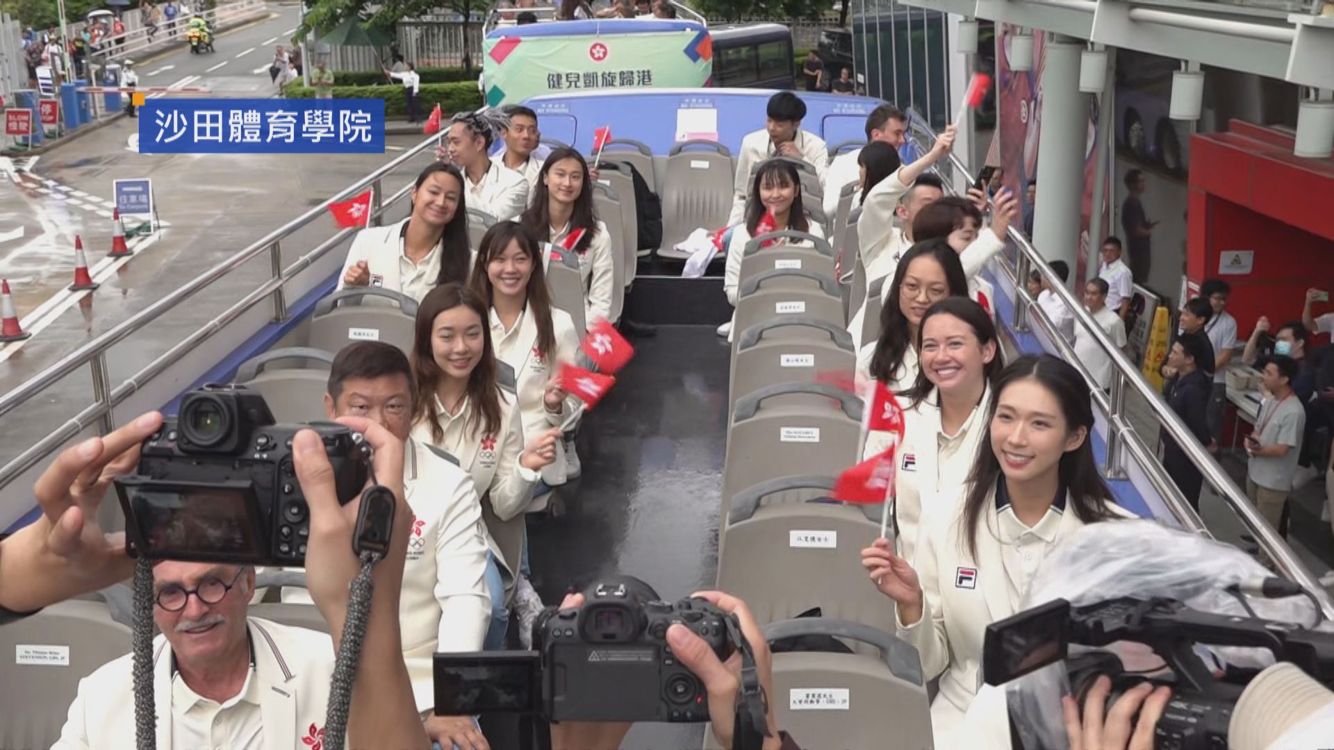 港隊奧運代表團巴士巡遊冒雨與市民打招呼　江旻憓飛吻兼畀心