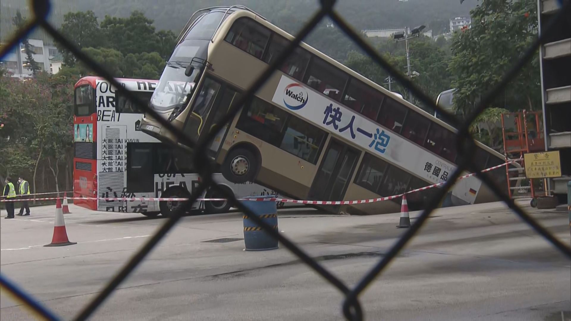 九巴將軍澳車廠路陷雙層巴士墮坑