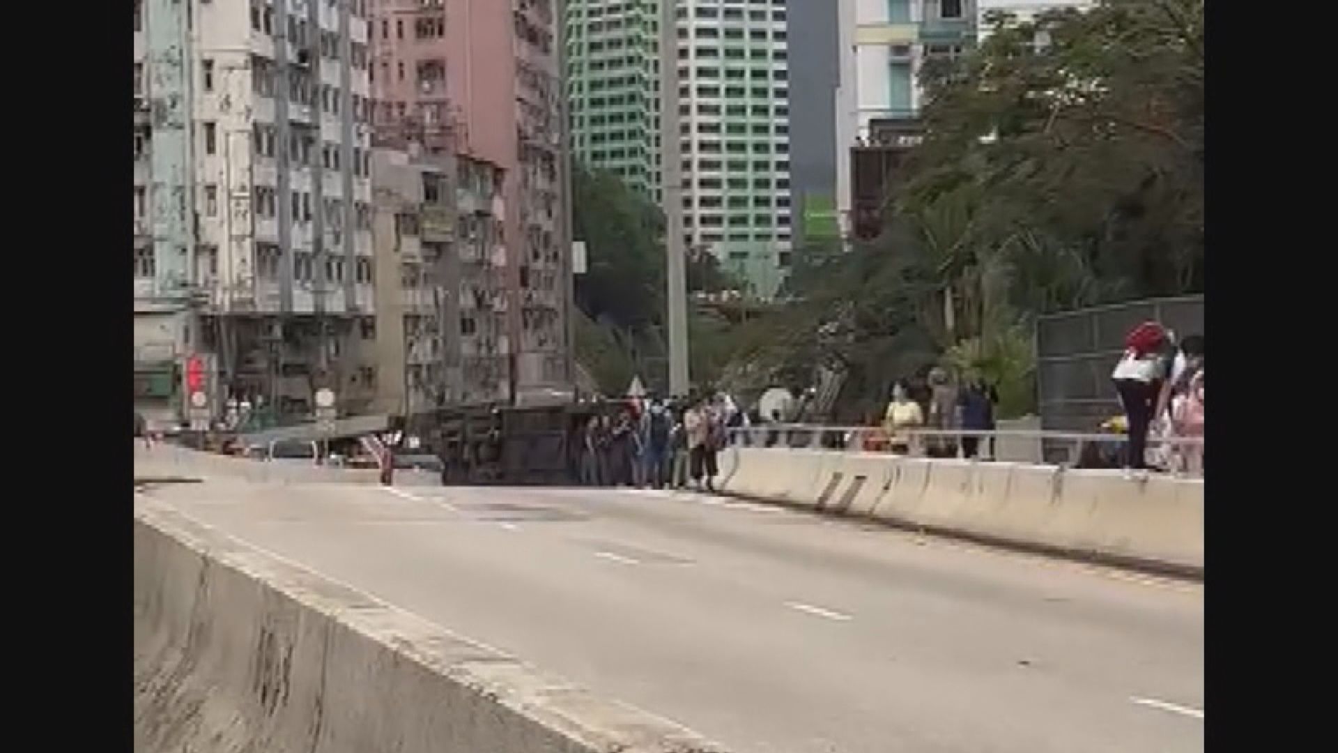 荃灣德士古道天橋旅遊巴翻側 至少23人受傷