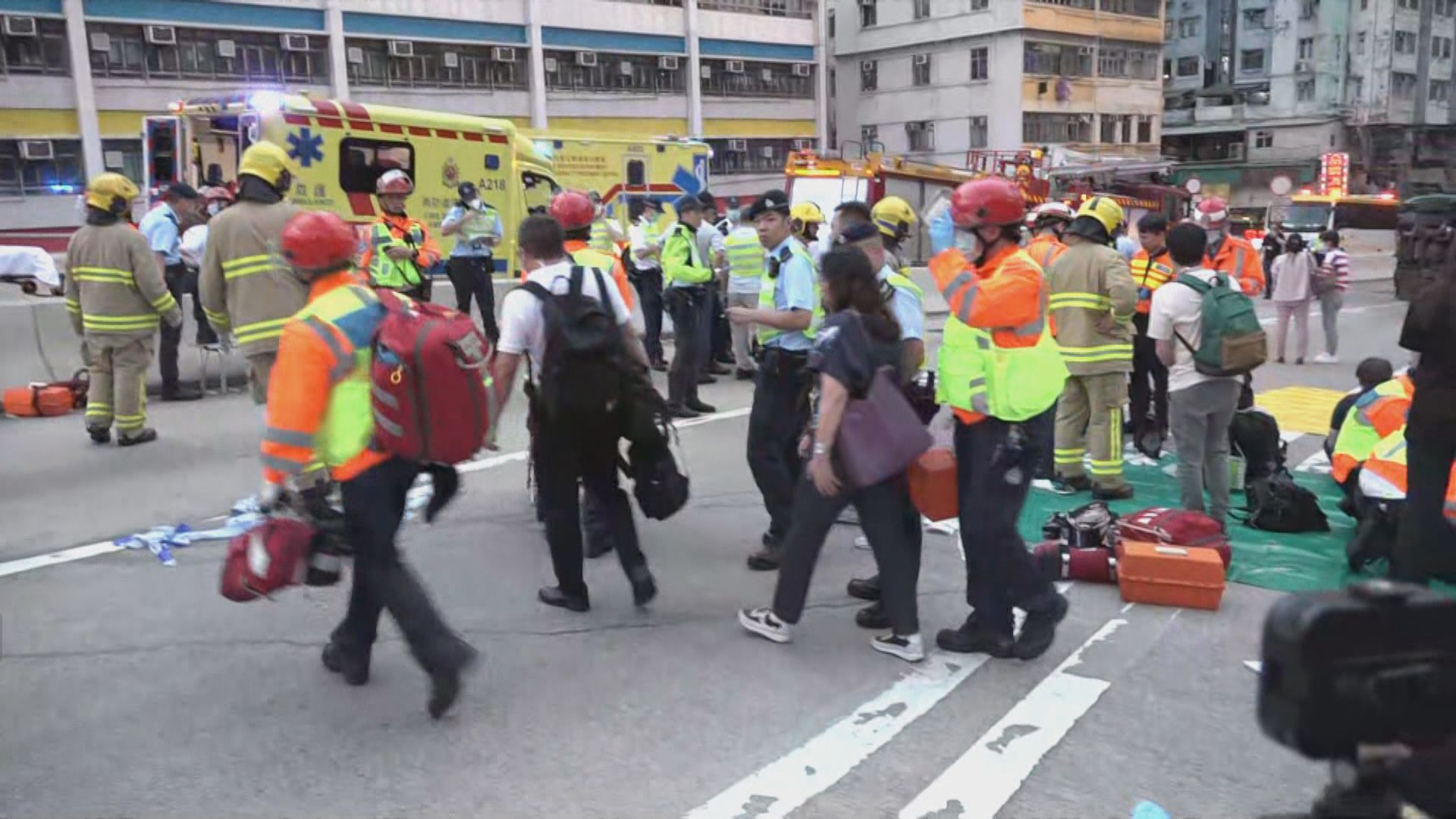 荃灣德士古道旅遊巴翻側 至少26人受傷