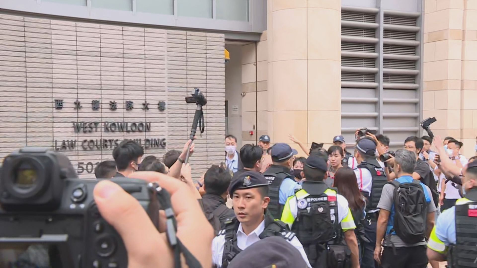 社民連五人西九龍法院示威 涉公眾地方行為不檢被捕