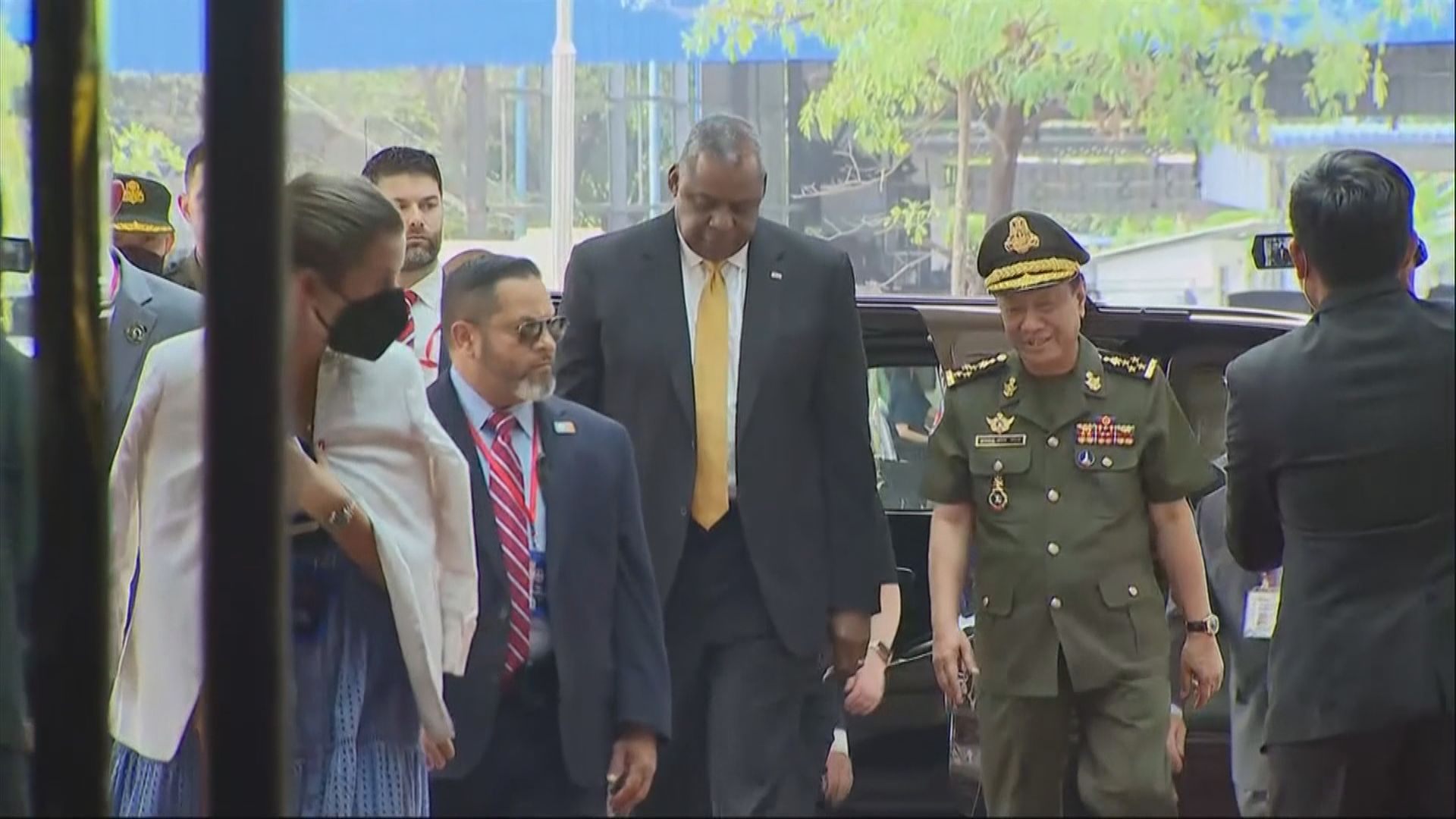 中美防長在柬埔寨會談