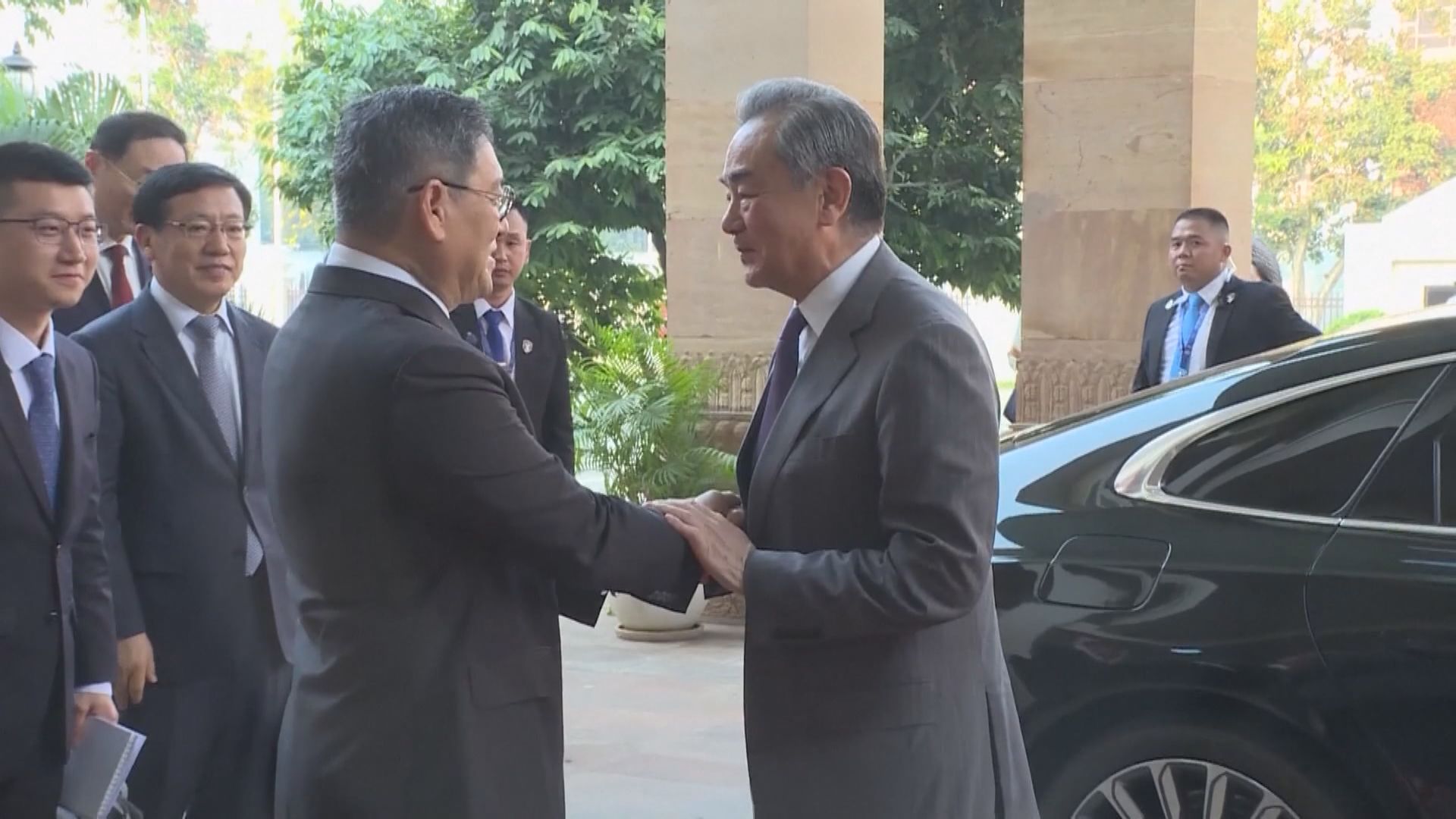 王毅抵柬埔寨訪問 商討加強雙邊關係