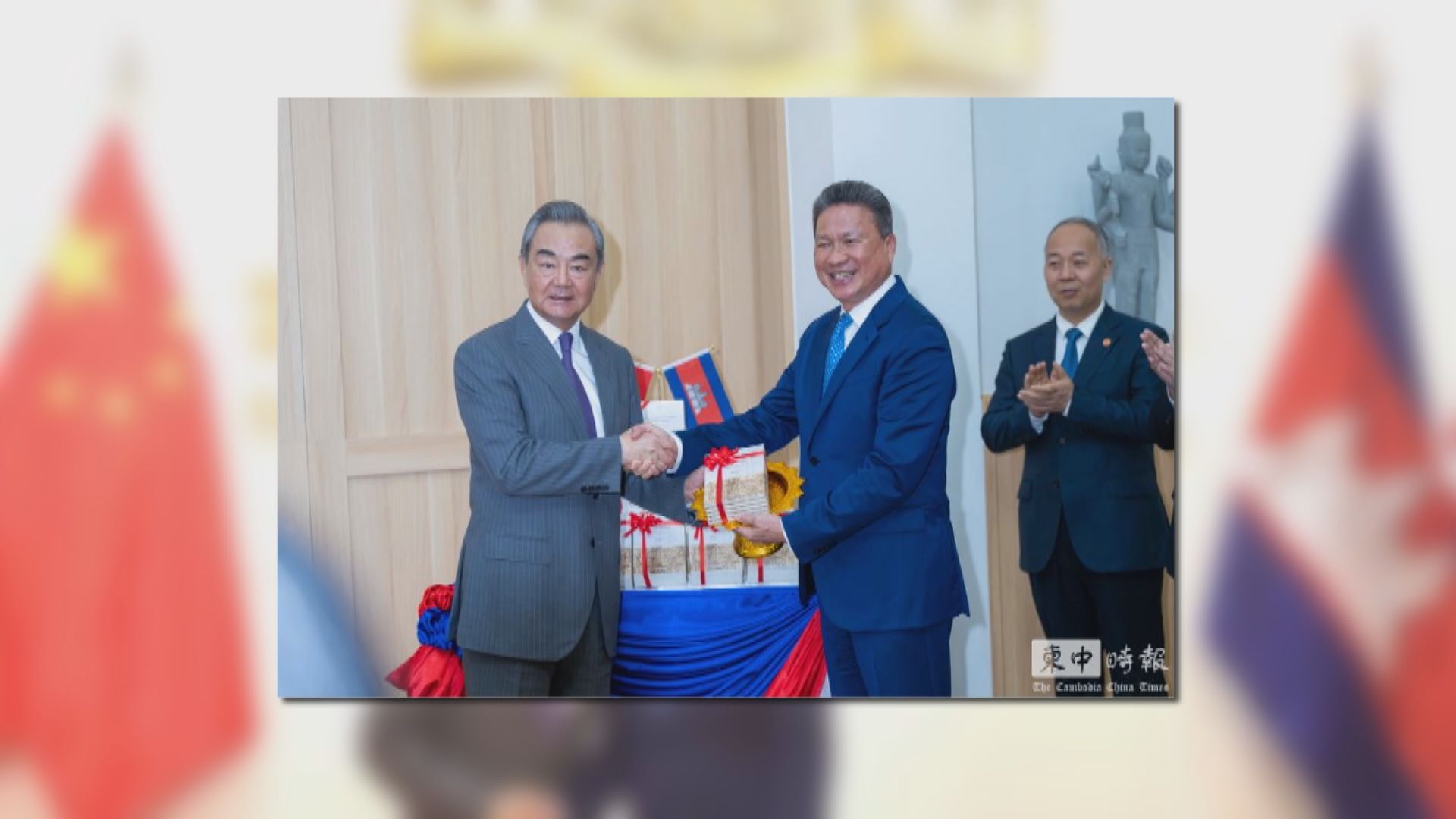王毅訪金邊 晤柬埔寨首相洪瑪奈