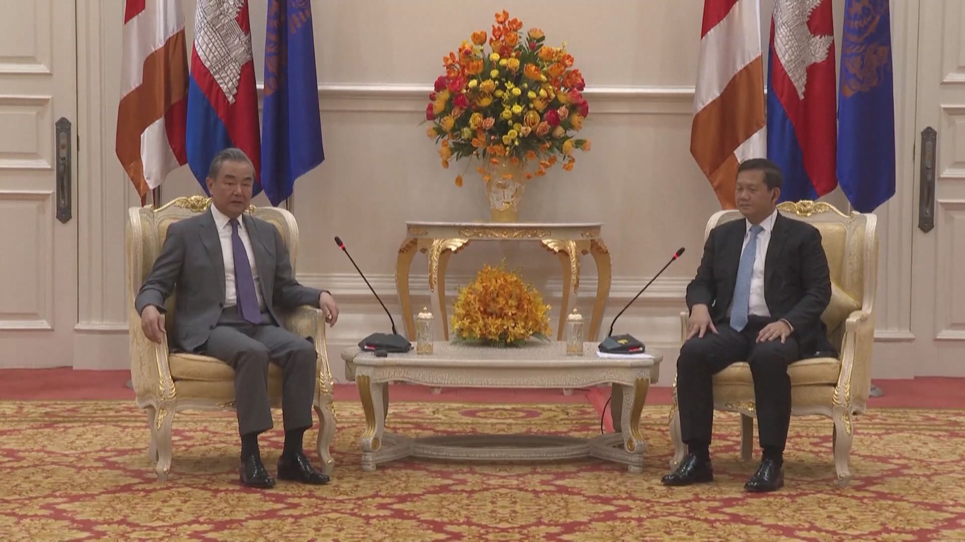 王毅晤柬埔寨首相洪瑪奈 稱中方願深化兩國互利合作
