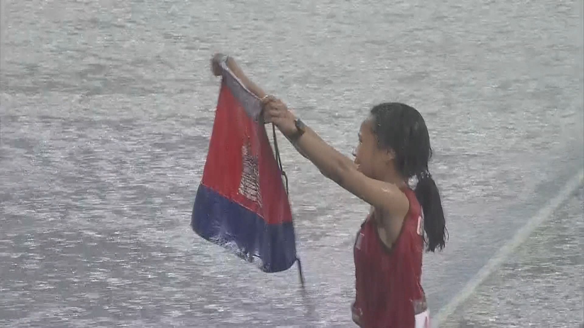 柬埔寨女跑手「包尾」仍堅持在暴雨下完成賽事