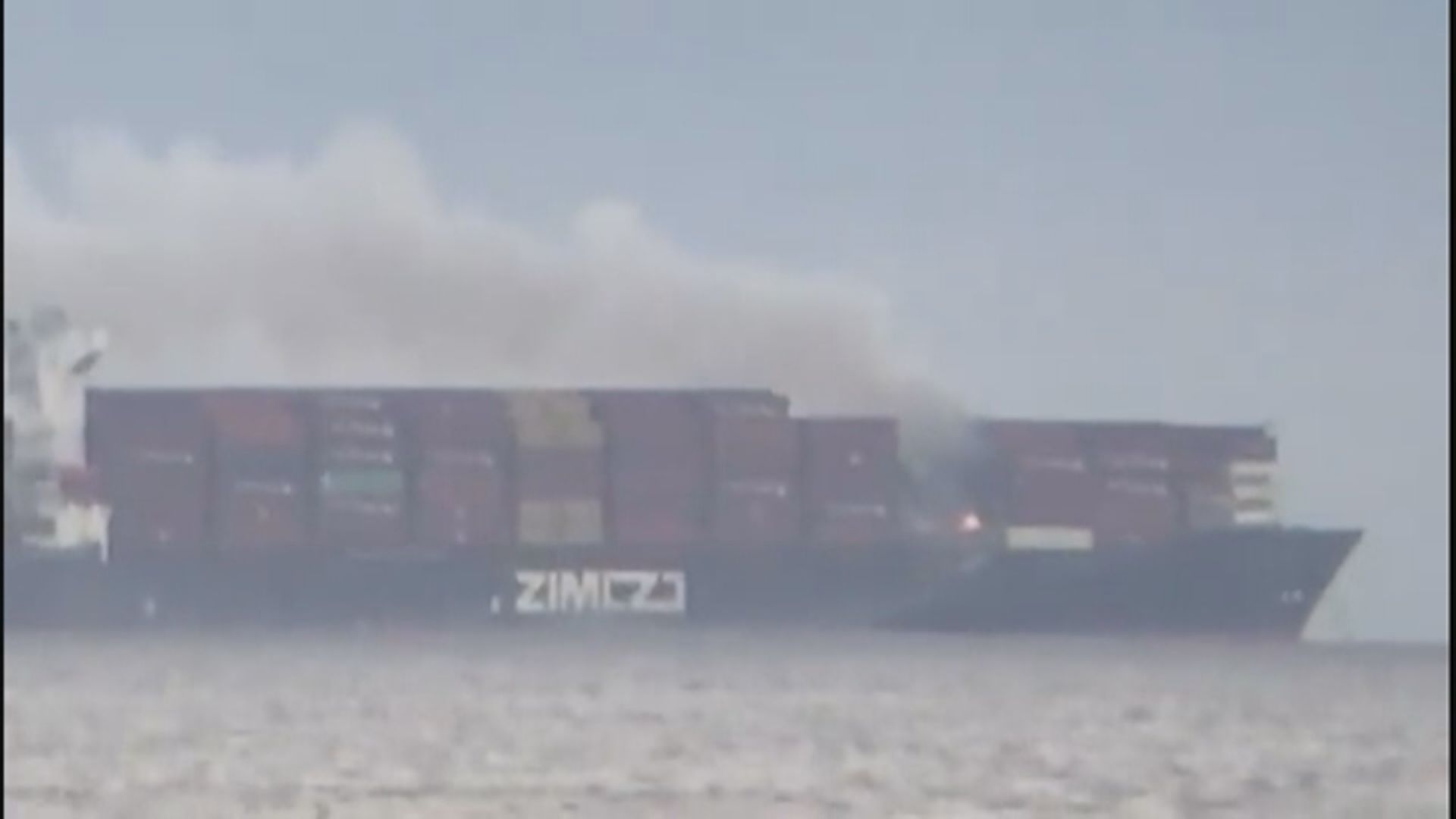 載有毒化學物貨櫃船於加拿大卑詩省對開起火