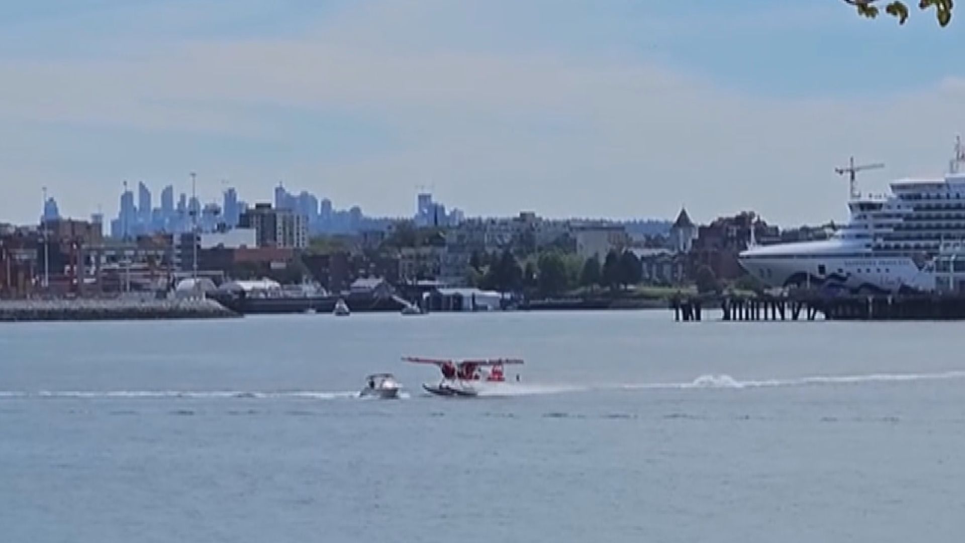 加拿大水上飛機與小型遊艇相撞 兩人送院