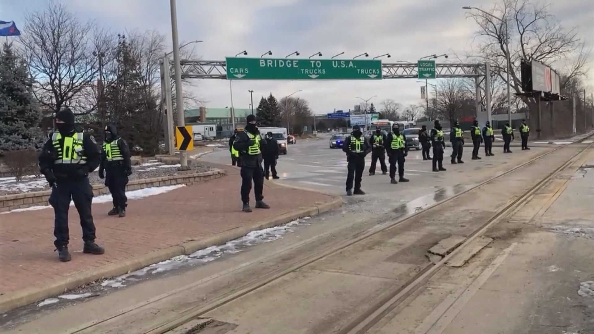 加拿大警方在一條連接美國的橋樑進行清場