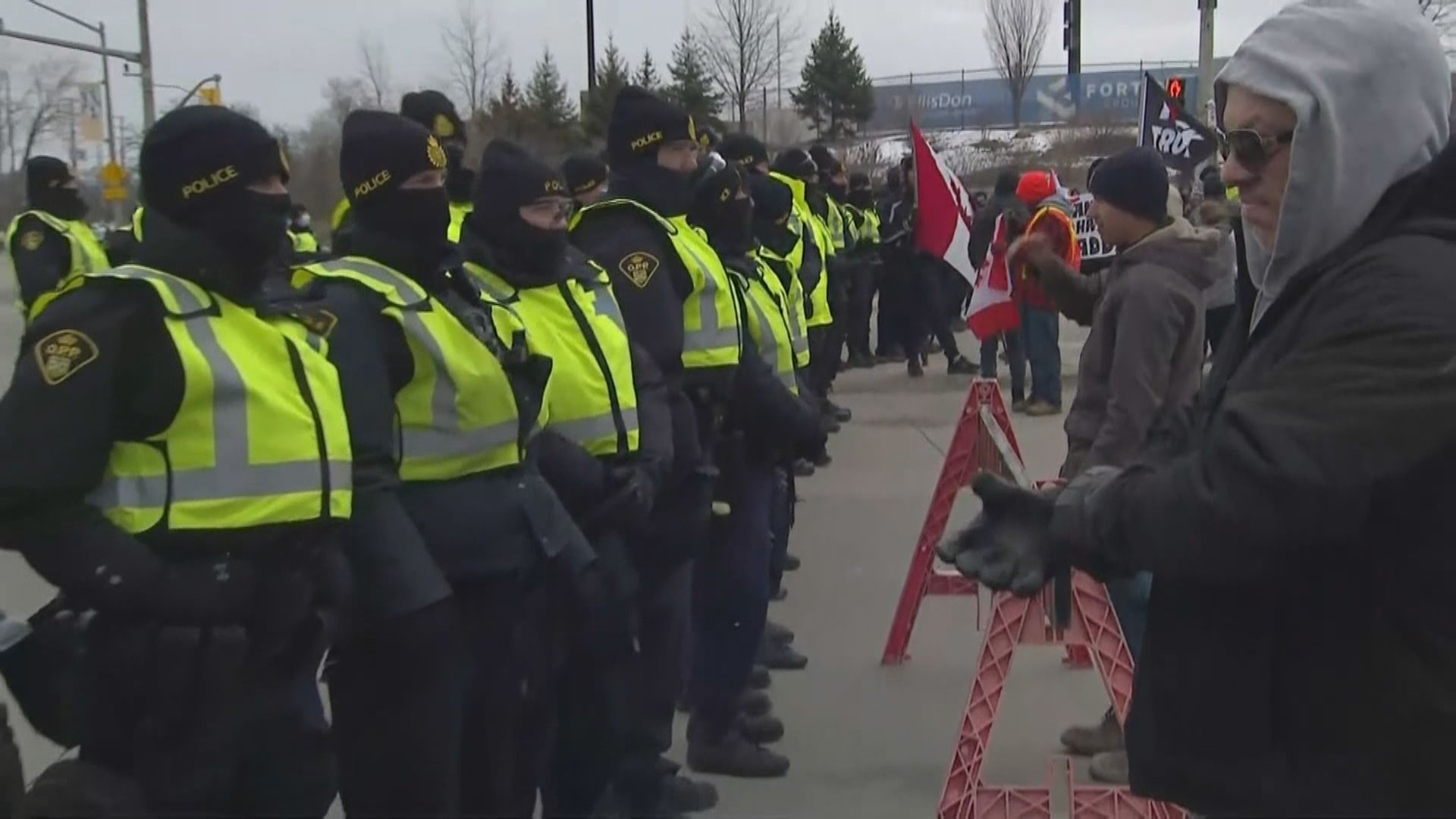 加拿大警方在連接美國的大使橋清場