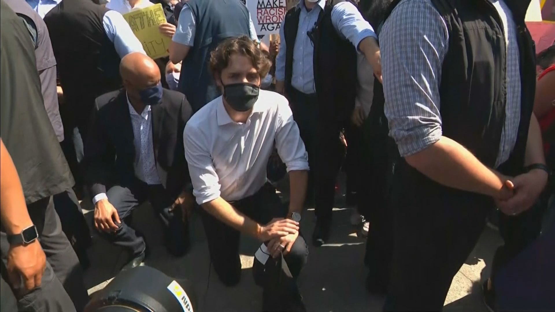 杜魯多出席反歧視示威期間單膝下跪