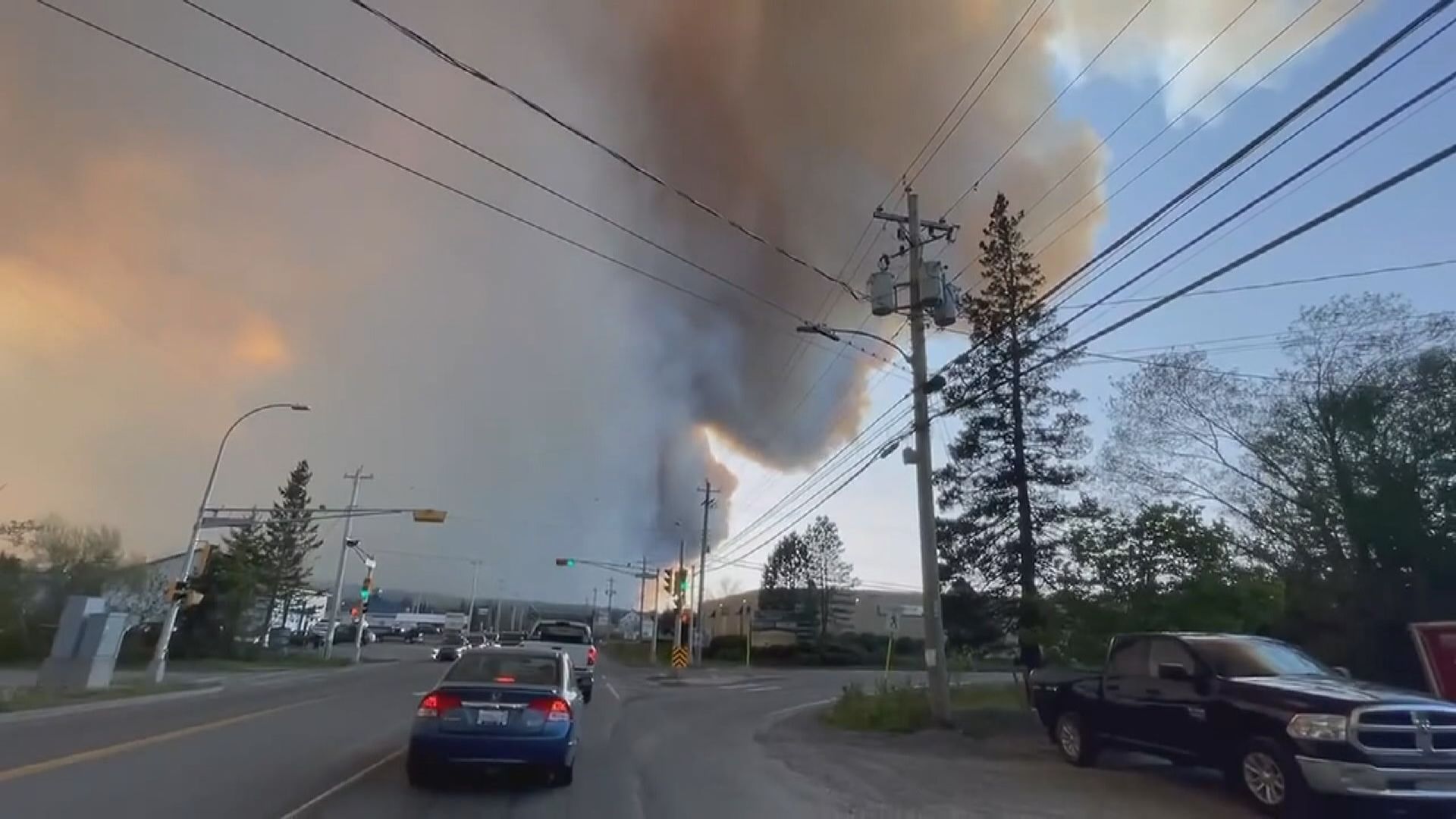加拿大七省山火逾二百場 多國派消防員赴加支援滅火