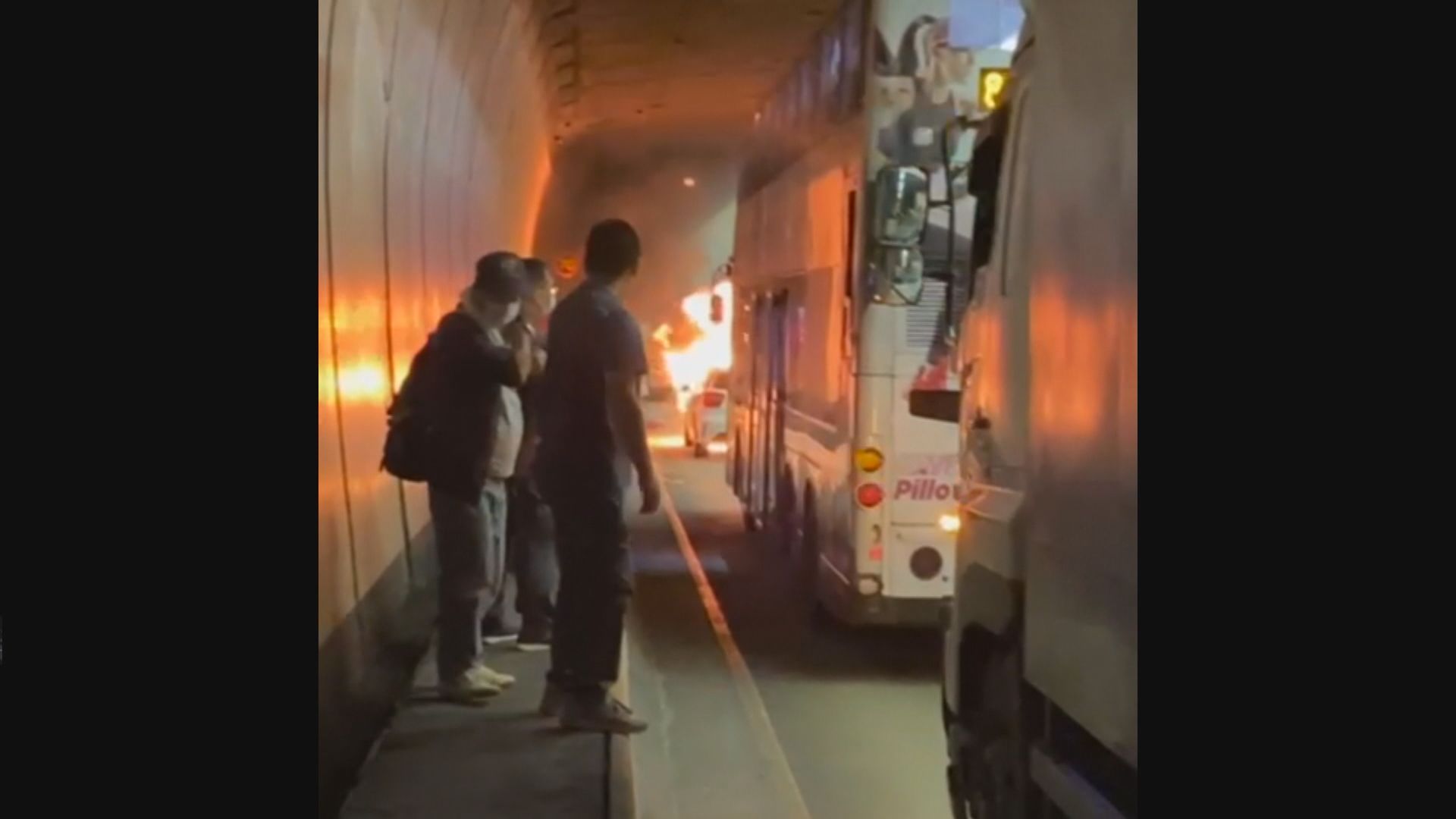 大老山隧道往沙田方向管道私家車著火全線封閉