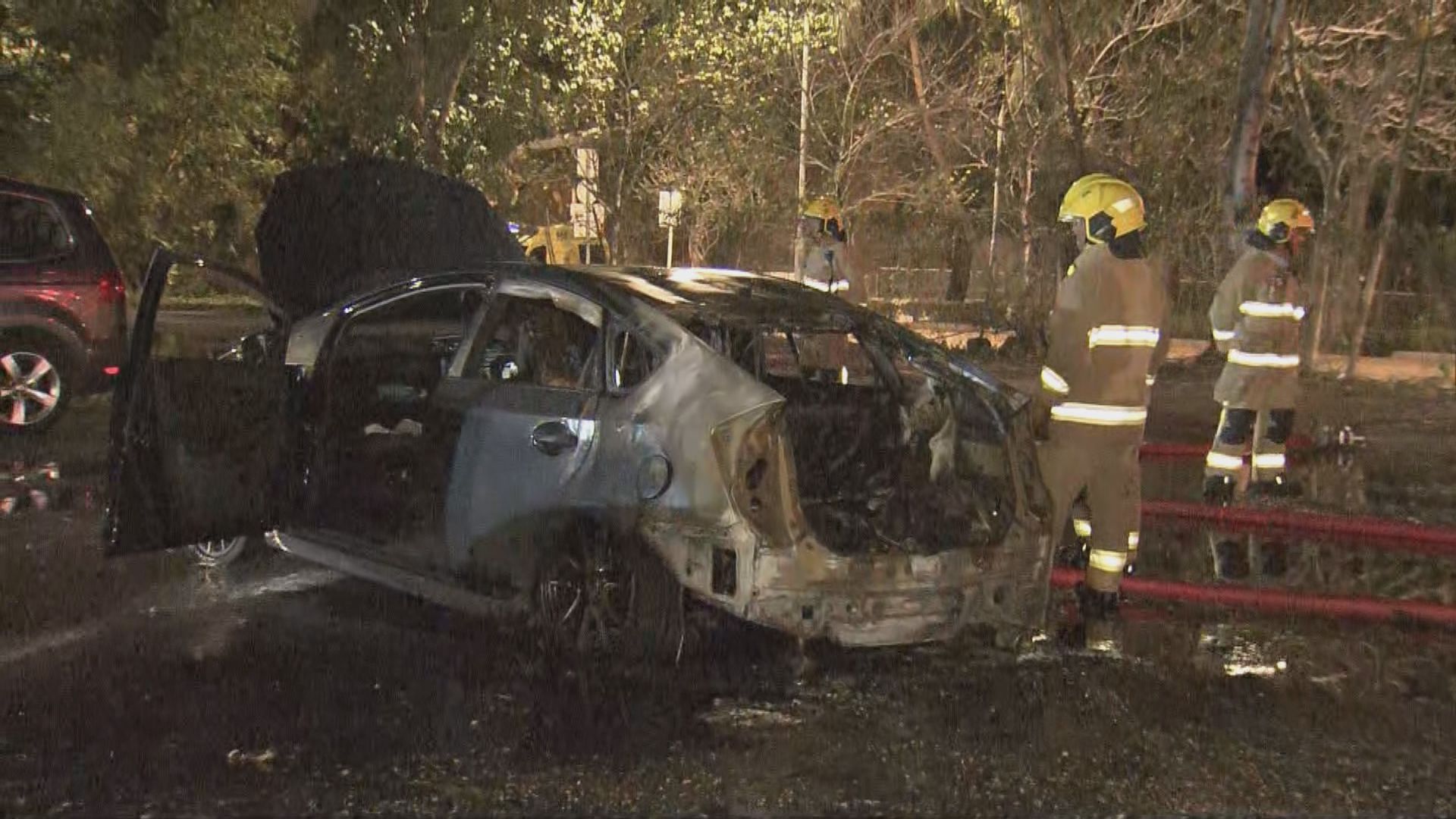 西貢露天停車場私家車被縱火焚毀