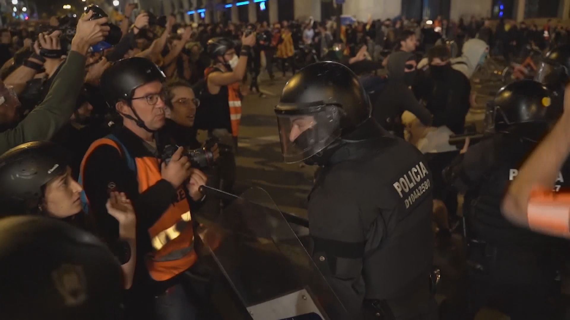 巴塞羅那示威者包圍警察總部　引發衝突