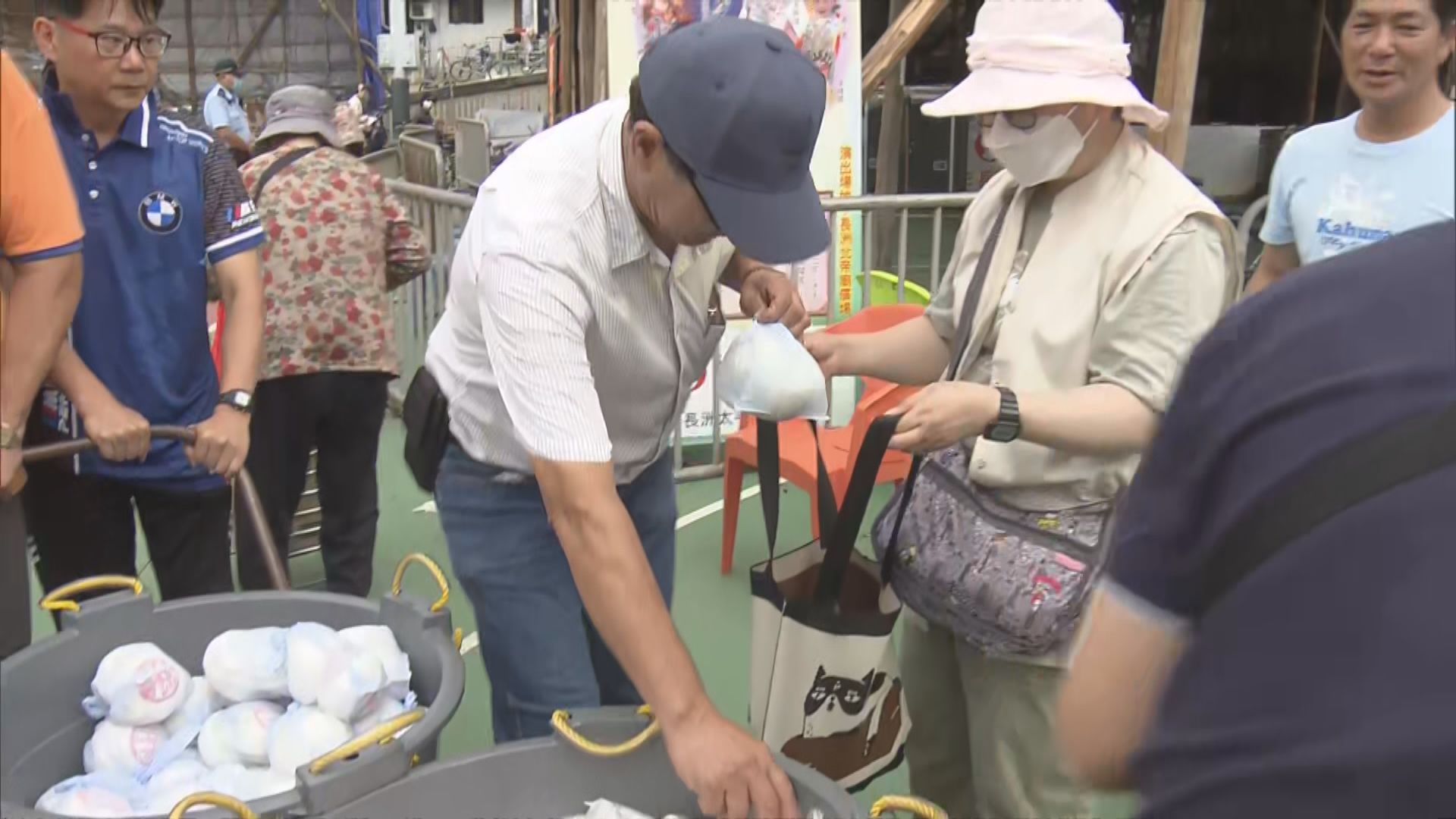 太平清醮翌日派發約2萬個平安包 遊客為好意頭排隊取包