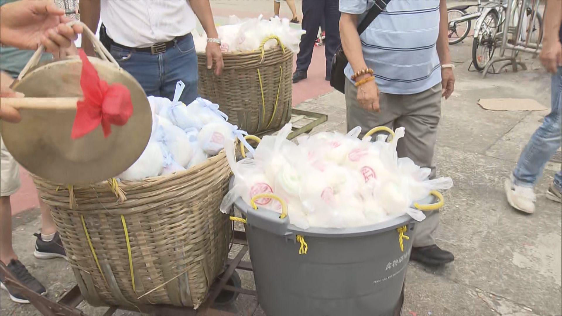 長洲太平清醮|值理會派發約2萬個平安包 深圳旅客:拿回家與家人分享