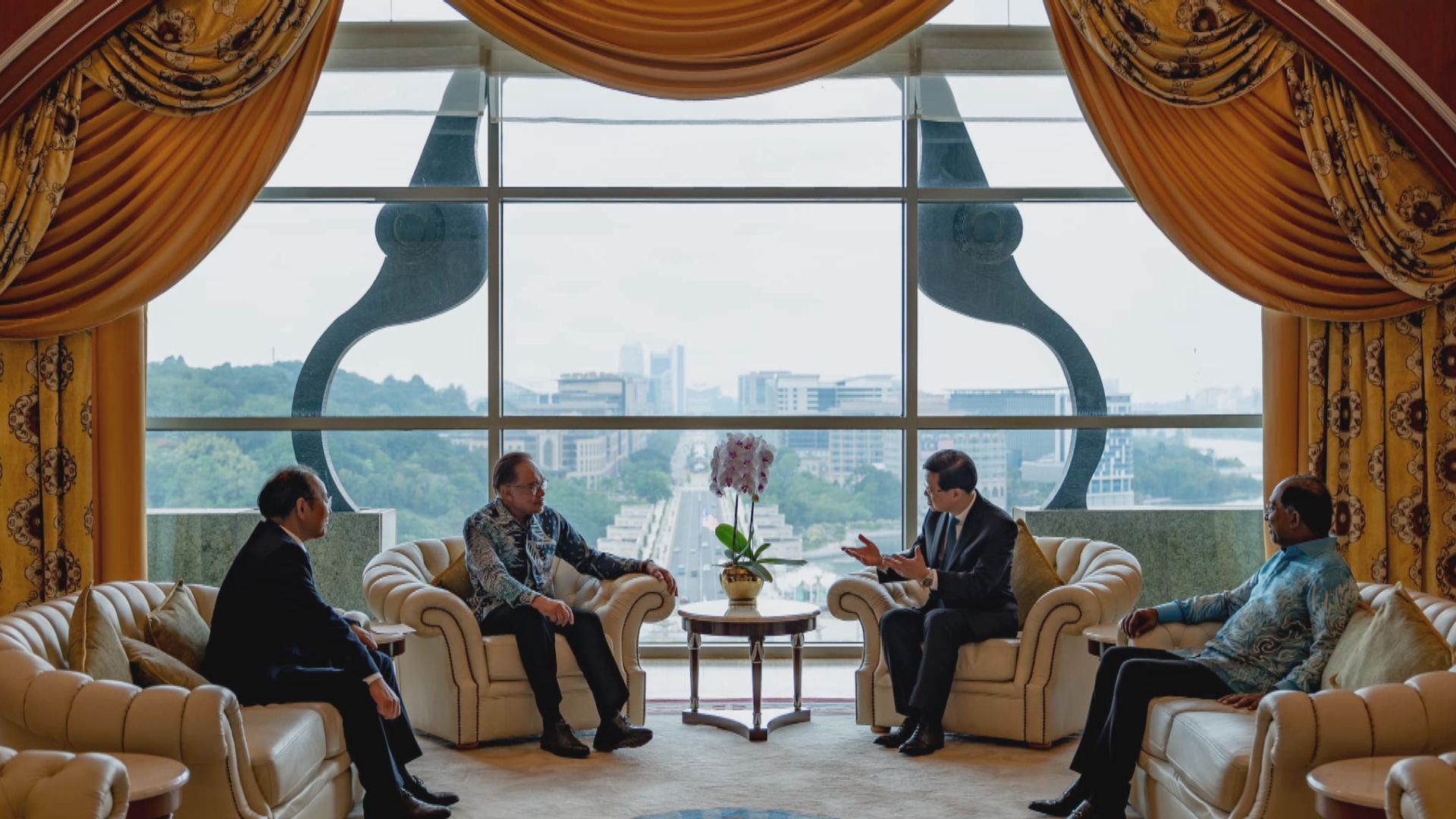李家超轉往馬來西亞吉隆坡訪問 與總理安華會面
