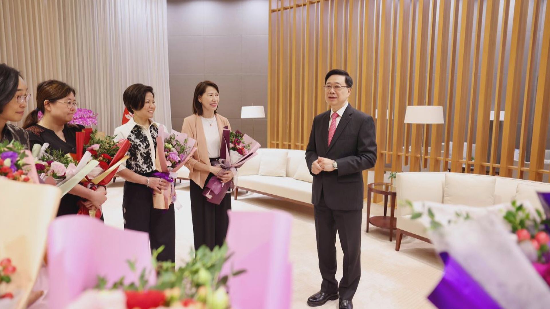 母親節|李家超送祝福 訪問中東前向母親及太太送康乃馨