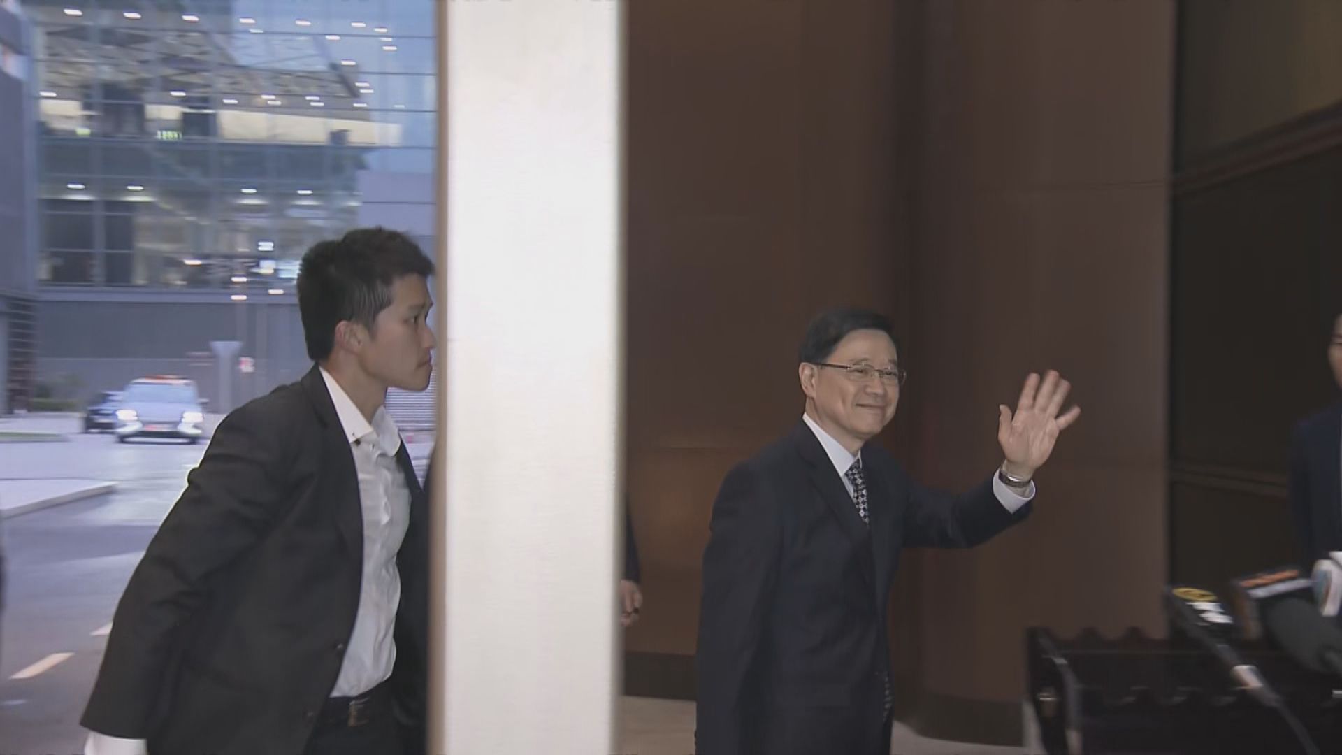 李家超傍晚抵機場啟程訪中東 稱會推廣香港優勢開拓客源
