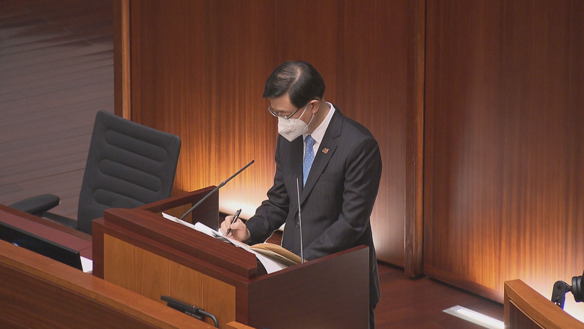 李家超稱會多派官員出外加強宣傳香港　明年區議會換屆前決定區議會的制度