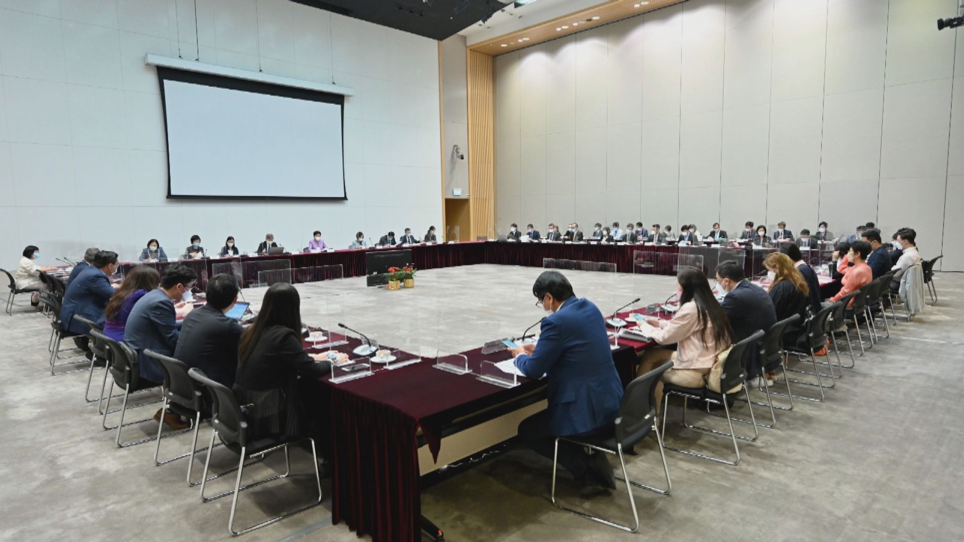 林鄭月娥主持本屆政府任內最後一次扶貧委員會會議