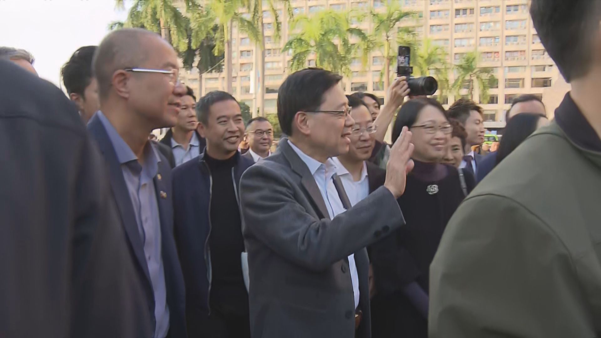 李家超到尖沙咀海旁與市民交流